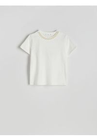 Reserved - T-shirt z ozdobnym dekoltem - biały. Kolor: biały. Materiał: bawełna #1
