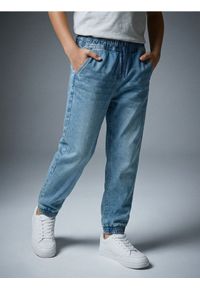 Sinsay - Jeansy jogger z efektem sprania - niebieski. Kolor: niebieski