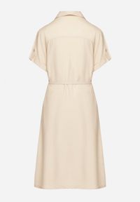 Born2be - Beżowa Wiskozowa Sukienka o Koszulowym Kroju z Paskiem Nelavyn. Okazja: do pracy, na co dzień. Kolor: beżowy. Materiał: wiskoza. Długość rękawa: krótki rękaw. Typ sukienki: koszulowe. Styl: casual, elegancki #6