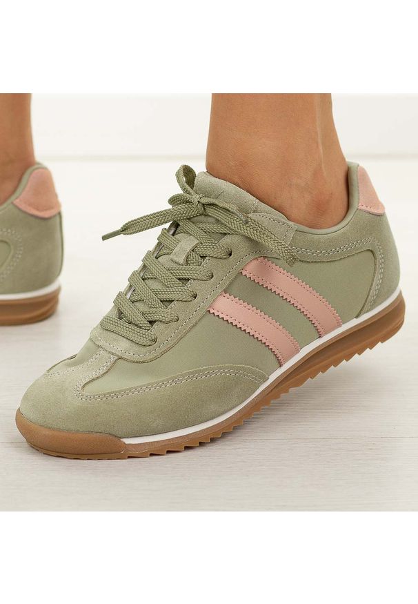 Khaki sportowe półbuty damskie McArthur Ma258w. Okazja: na co dzień. Nosek buta: okrągły. Zapięcie: sznurówki. Kolor: brązowy. Materiał: zamsz, tkanina. Szerokość cholewki: normalna. Sezon: wiosna, lato, jesień. Styl: sportowy