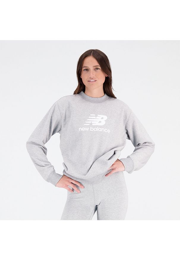 Bluza damska New Balance WT31532AG – szara. Typ kołnierza: bez kaptura. Kolor: szary. Materiał: bawełna, poliester, prążkowany, materiał, dresówka. Wzór: napisy