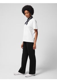 outhorn - Spodnie dresowe z prostymi nogawkami damskie Outhorn - czarne. Stan: podwyższony. Kolor: czarny. Materiał: dresówka. Wzór: gładki, ze splotem