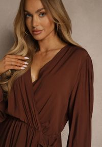 Renee - Brązowa Kopertowa Sukienka z Wiskozą z Wiązanym Paskiem w Talii Fezalia. Kolekcja: plus size. Kolor: brązowy. Materiał: wiskoza. Typ sukienki: kopertowe. Styl: elegancki #4