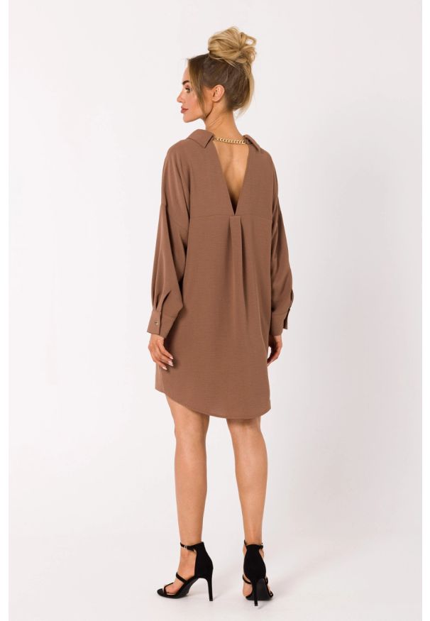 MOE - Sukienka koszulowa z dekoltem V na plecach brązowa. Kolor: niebieski, brązowy, różowy. Typ sukienki: koszulowe