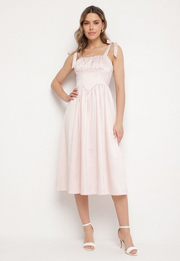 Born2be - Różowa Rozkloszowana Sukienka Vices na Wiązanych Ramiączkach Natavine. Okazja: na imprezę, na co dzień. Typ kołnierza: dekolt kwadratowy. Kolor: różowy. Materiał: jeans, poliester. Długość rękawa: na ramiączkach. Sezon: lato. Styl: casual, klasyczny