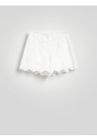 Reserved - Bawełniane szorty z haftem - złamana biel. Materiał: bawełna. Wzór: haft
