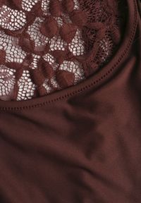 Renee - Brązowa Elegancka Sukienka z Koronki z Odkrytymi Plecami Lilafera. Okazja: na co dzień. Typ kołnierza: dekolt na plecach. Kolor: brązowy. Materiał: koronka. Długość rękawa: na ramiączkach. Wzór: koronka. Styl: elegancki #5