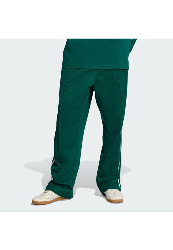 Adidas - adidas Spodnie dresowe adicolor KE3497 Zielony Loose Fit. Kolor: zielony. Materiał: bawełna