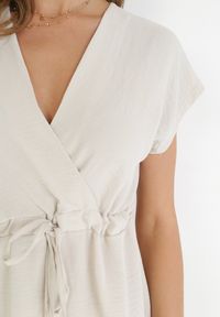 Born2be - Beżowy Krótki Kombinezon z Krótkim Rękawem i Ściągaczem w Talii Aliaa. Kolor: beżowy. Materiał: materiał. Długość rękawa: krótki rękaw. Długość: krótkie #2