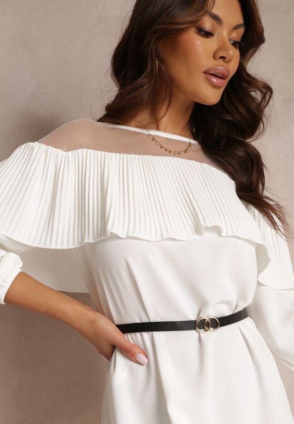 Renee - Biała Sukienka z Ozdobnym Dekoltem z Falbanką i Paskiem w Komplecie Loretia. Kolor: biały. Długość: mini