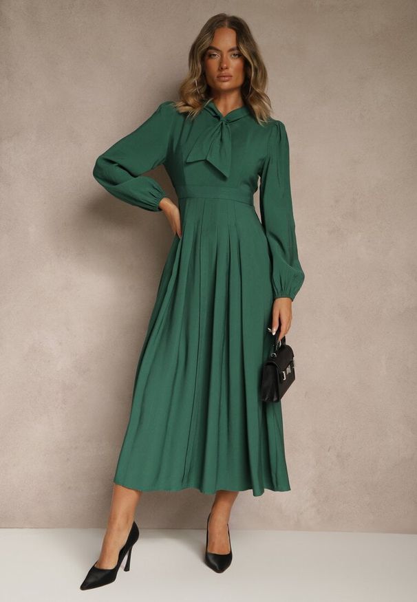Renee - Zielona Sukienka Plisowana z Wiskozy Ozdobiona Wiązaniem Farrive. Okazja: na co dzień. Kolor: zielony. Materiał: wiskoza. Wzór: aplikacja. Styl: elegancki, casual, klasyczny