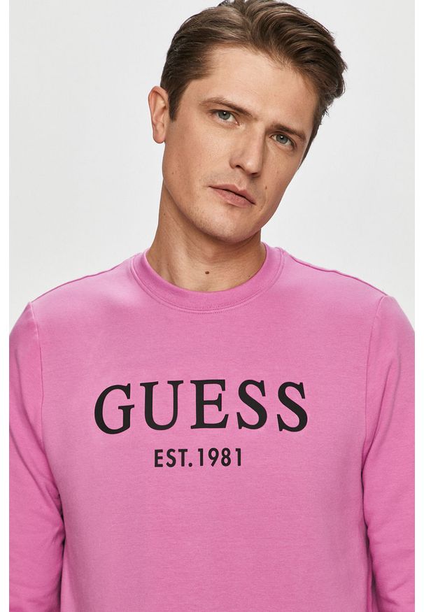 Guess - Bluza. Okazja: na co dzień. Typ kołnierza: bez kaptura. Kolor: różowy. Materiał: bawełna, dzianina, elastan. Wzór: nadruk. Styl: casual