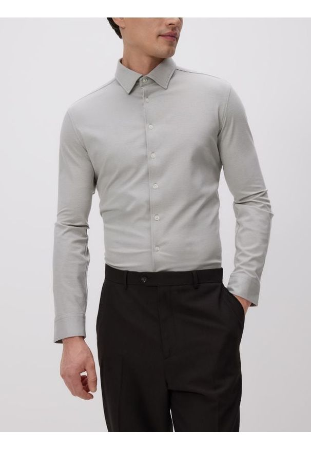 Reserved - Gładka koszula slim fit - beżowy. Kolor: beżowy. Materiał: tkanina, bawełna. Wzór: gładki