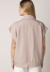 Born2be - Beżowa Garniturowa Kamizelka Oversize z Dwurzędowym Zapięciem Edriana. Okazja: na co dzień, na spotkanie biznesowe, do pracy. Kolor: beżowy. Materiał: poliester, jeans. Styl: casual, biznesowy, elegancki, klasyczny #5