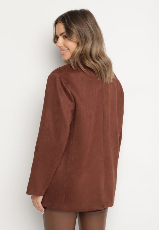 Born2be - Brązowa Pudełkowa Marynarka Jednorzędowa Stylizowana na Zamszową Zenitta. Okazja: na co dzień. Kolor: brązowy. Materiał: zamsz. Styl: casual, klasyczny