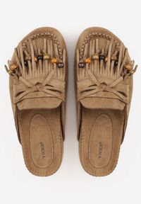 Renee - Beżowe Klapki VICES Mule Ozdobione Frędzlami Koralikami i Kokardą Eathelena. Okazja: na plażę. Kolor: beżowy. Wzór: aplikacja. Sezon: lato #6