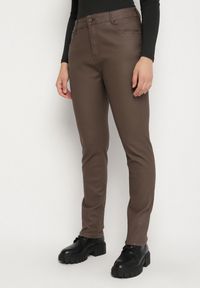 Born2be - Brązowe Spodnie Skinny Gasi. Kolekcja: plus size. Kolor: brązowy