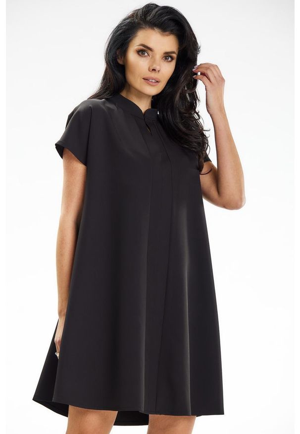 Awama - Trapezowa sukienka mini z pękniętym dekoltem czarna. Kolor: czarny. Typ sukienki: trapezowe. Styl: wizytowy, elegancki. Długość: mini