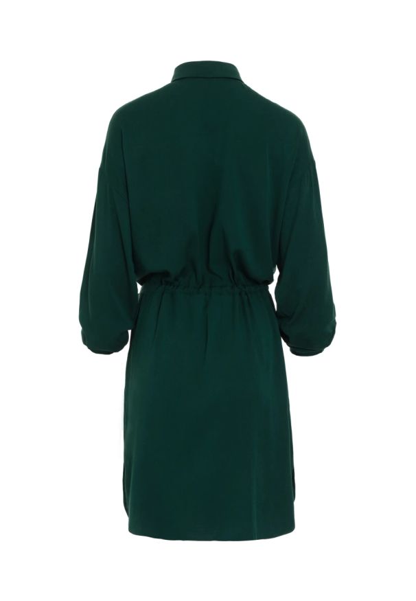 Sukienki.shop - Sukienka koszulowa szmizjerka z wiązaniem butelkowa zieleń. Okazja: na co dzień, do pracy. Materiał: wiskoza. Typ sukienki: szmizjerki, koszulowe. Styl: casual