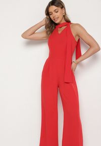 Born2be - Czerwony Kombinezon Bez Rękawów z Ozdobnym Wiązaniem i Szerokimi Nogawkami Silarine. Okazja: na co dzień. Kolor: czerwony. Materiał: jeans. Długość rękawa: bez rękawów. Styl: casual, elegancki, sportowy, klasyczny #5