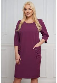 Moda Size Plus Iwanek - Fioletowa sukienka Sylwi w klasycznym kroju PLUS SIZE XXL WIOSNA. Okazja: na spotkanie biznesowe, do pracy. Kolekcja: plus size. Kolor: fioletowy. Materiał: tkanina, elastan, wiskoza, materiał, poliester. Wzór: aplikacja. Sezon: wiosna. Typ sukienki: dla puszystych. Styl: klasyczny #1