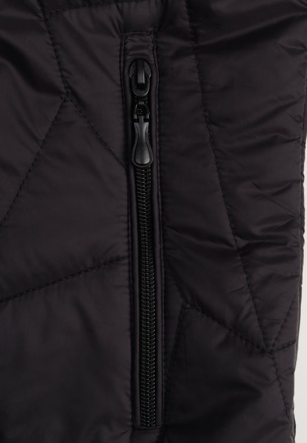 Born2be - Czarna Pikowana Kurtka Przejściowa z Odpinanym Kapturem Ninorwena. Okazja: na co dzień. Kolor: czarny. Styl: casual, klasyczny, elegancki