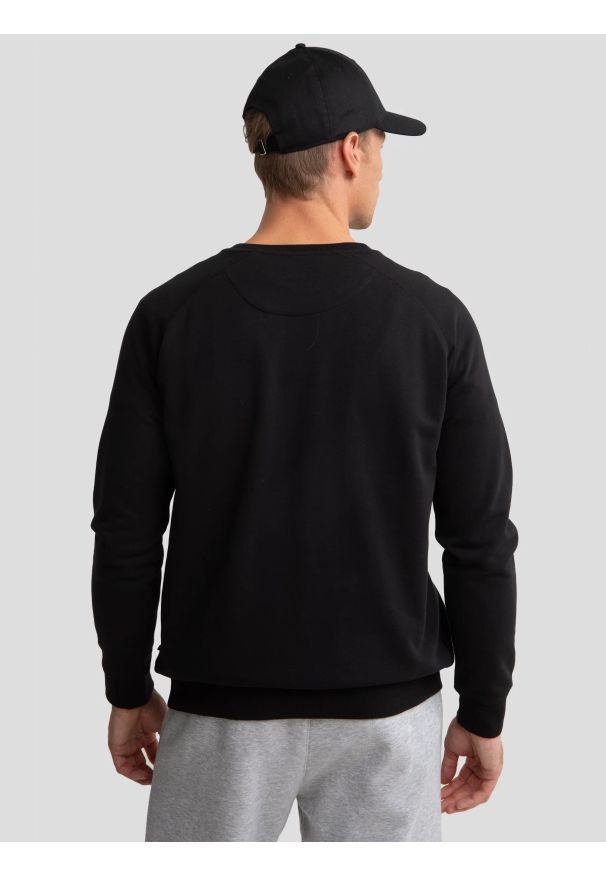 Big-Star - Bluza męska z niewielkim logo na piersi czarna Gufer 906. Kolor: czarny. Materiał: dzianina, jeans. Wzór: aplikacja. Styl: sportowy, elegancki