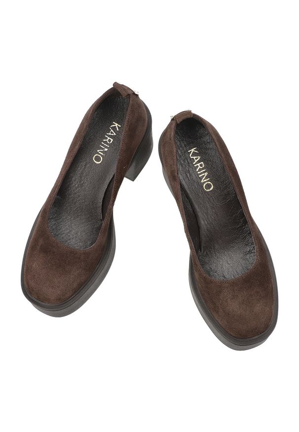 Półbuty damskie Karino, ze skóry naturalnej zamszowej z zabudowanym przodem i gładką cholewką fason wsuwany z zaokrąglonym noskiem, brązowe, 5996/015. Okazja: na spotkanie biznesowe. Kolor: brązowy. Materiał: skóra, zamsz. Szerokość cholewki: normalna. Wzór: gładki. Obcas: na platformie. Styl: biznesowy, retro