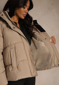 Renee - Ciemnobeżowa Pikowana Kurtka o Fasonie Oversize z Kapturem Galadea. Okazja: na co dzień. Typ kołnierza: kaptur. Kolor: beżowy. Materiał: poliester, dzianina, jeans. Wzór: aplikacja. Sezon: zima. Styl: casual #4
