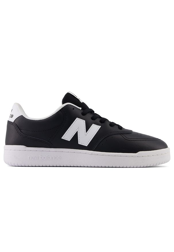 Buty unisex New Balance BB80BLK – czarne. Okazja: na co dzień. Kolor: czarny. Materiał: skóra, materiał, syntetyk, guma. Szerokość cholewki: normalna. Sport: turystyka piesza, koszykówka
