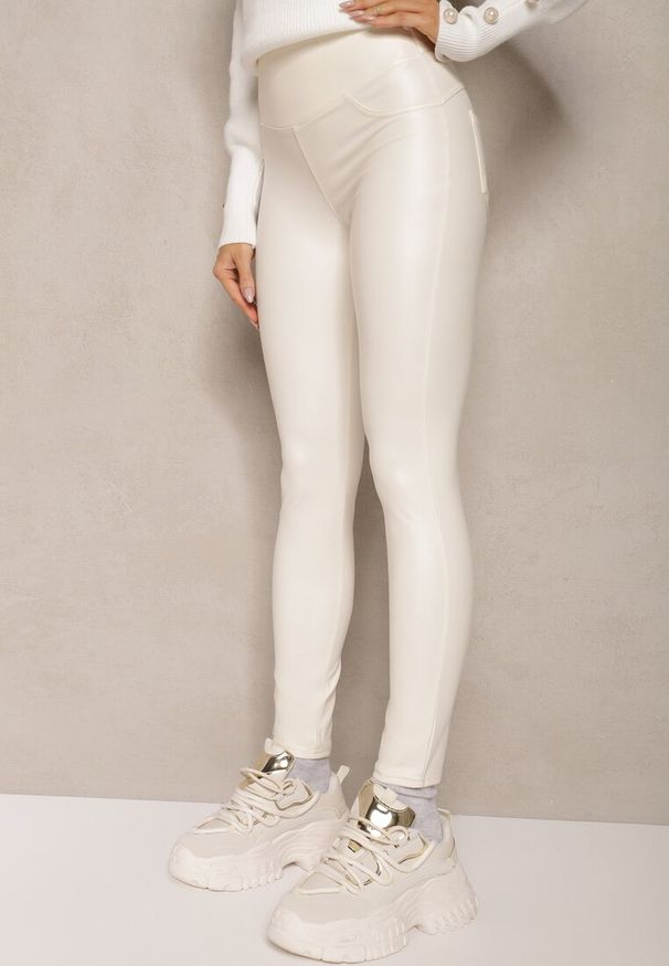 Renee - Białe Legginsy z Ekoskóry High Waist z Imitacjami Kieszeni Salabria. Okazja: na co dzień. Stan: podwyższony. Kolor: biały. Materiał: materiał, skóra. Długość: długie. Styl: casual, elegancki, wizytowy