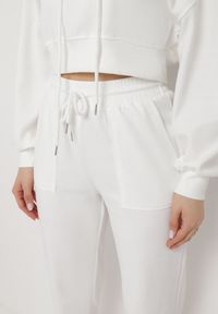 Born2be - Biały Komplet Dresowy Bluza z Kapturem i Spodnie Joggery Famiana. Kolor: biały. Materiał: dresówka