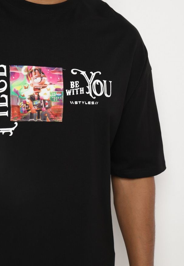 Born2be - Czarna Koszulka z Bawełny Ozdobiona Naszywkami Ranessa. Okazja: na co dzień. Kolor: czarny. Materiał: bawełna. Wzór: aplikacja. Styl: casual