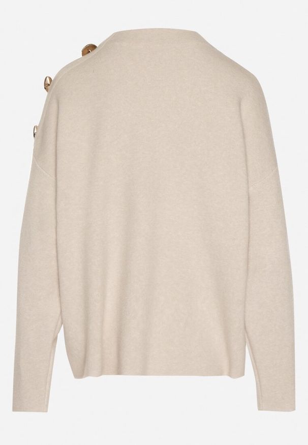 Born2be - Jasnobeżowy Sweter Ozdobiony Metalicznymi Guzikami Amentia. Typ kołnierza: golf. Kolor: beżowy. Materiał: jeans. Wzór: aplikacja. Styl: klasyczny