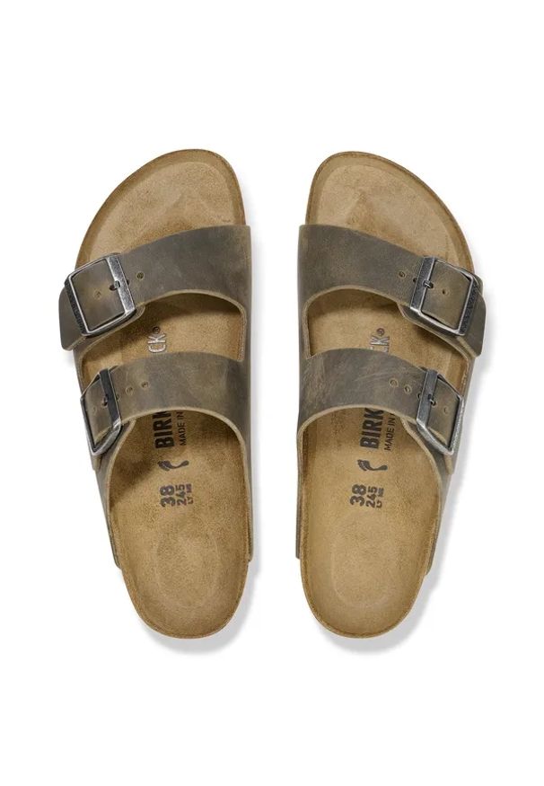 Birkenstock Arizona LEOI Faded Klapki damskie khaki. Okazja: na co dzień. Kolor: zielony. Materiał: materiał. Wzór: motyw zwierzęcy, paski, nadruk. Sezon: lato. Styl: klasyczny, casual, wakacyjny, elegancki