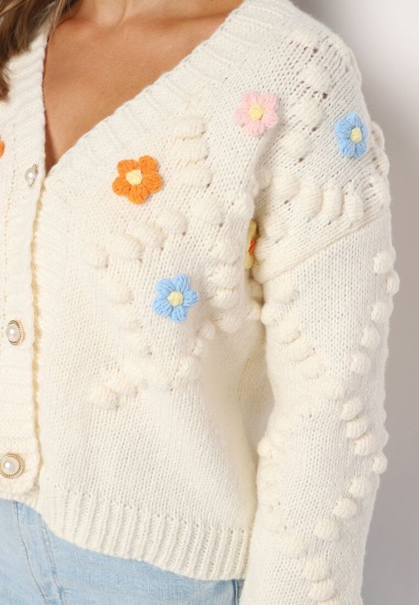 Born2be - Jasnobeżowy Kardigan Ozdobiony Pomponikami i Wypukłymi Kwiatkami Terilisse. Kolor: beżowy. Wzór: kwiaty, aplikacja. Styl: elegancki, klasyczny