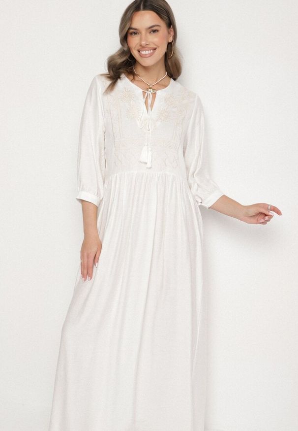 Born2be - Biała Wiskozowa Sukienka z Ozdobnym Haftem Galrisena. Okazja: na spotkanie biznesowe. Kolor: biały. Materiał: wiskoza. Wzór: haft. Styl: elegancki, klasyczny, biznesowy