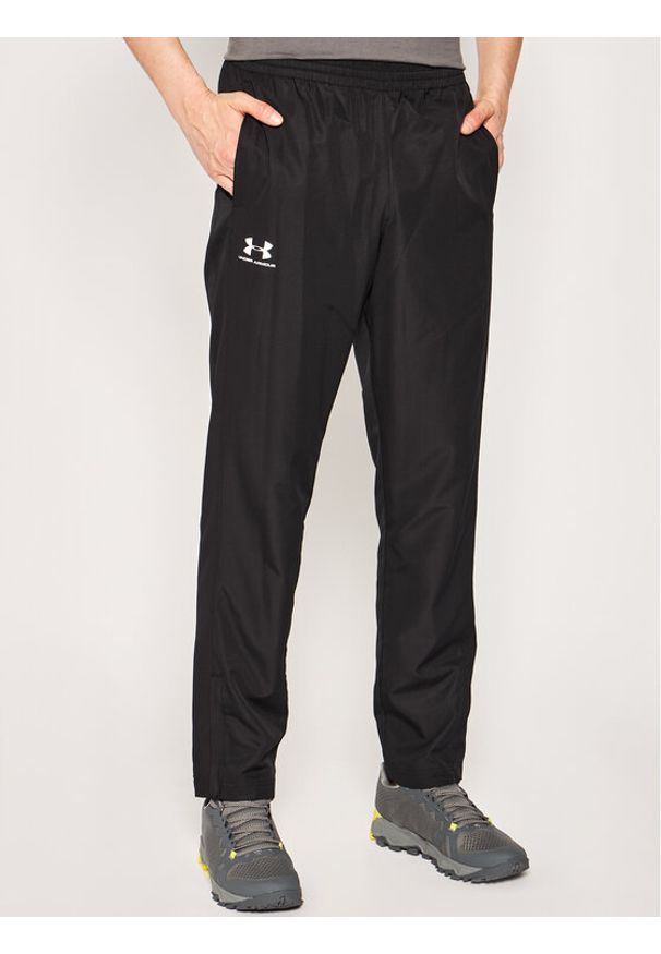 Under Armour Spodnie outdoor Vital Woven 1352031 Czarny Loose Fit. Kolor: czarny. Materiał: syntetyk. Sport: outdoor