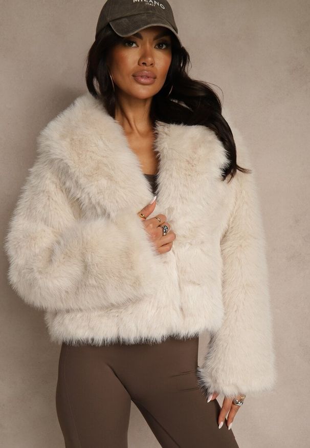 Renee - Beżowa Kurtka Futerko Ozdobione Kołnierzem Wedarea. Okazja: na imprezę. Kolor: beżowy. Materiał: futro. Wzór: aplikacja. Styl: elegancki