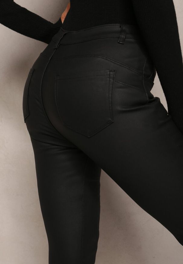 Renee - Czarne Spodnie Skinny z Ekoskóry Lirael. Okazja: na co dzień. Kolor: czarny. Materiał: wiskoza, materiał. Styl: elegancki, casual