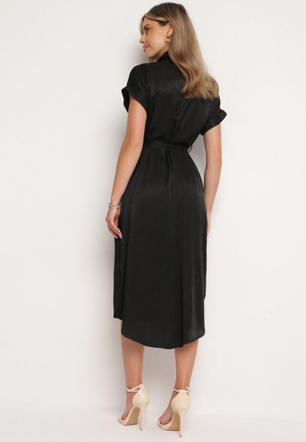 Born2be - Czarna Sukienka Koszulowa Zapinana na Guziki z Rozcięciem Wiązana Materiałowym Paskiem Nestari. Typ kołnierza: dekolt w kształcie V. Kolor: czarny. Materiał: materiał. Długość rękawa: krótki rękaw. Typ sukienki: koszulowe. Styl: elegancki