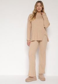 Born2be - Beżowy Komplet z Bawełną i Wełną Sweter z Guzikami i Proste Spodnie Reisadia. Kolor: beżowy. Materiał: wełna, bawełna #1