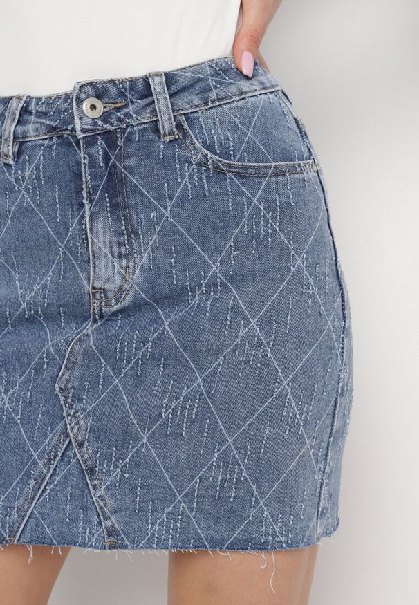 Born2be - Niebieska Bawełniana Spódnica Jeansowa z Wysokim Stanem i Przetarciami Arithwen. Okazja: na co dzień. Stan: podwyższony. Kolor: niebieski. Materiał: bawełna, jeans. Styl: casual, elegancki