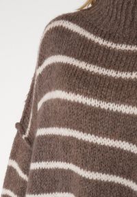 Born2be - Brązowy Golf Oversize w Paski z Domieszką Wełny i Wiskozy Nexeia. Okazja: na co dzień. Typ kołnierza: golf. Kolor: brązowy. Materiał: wełna, wiskoza. Wzór: paski. Styl: klasyczny, casual, elegancki #3