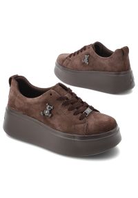 Sneakersy damskie Filippo, cholewka ze skóry naturalnej zamszowej z zabudowanym przodem klasyczne wiązanie na grubej platformowej podeszwie, brązowe,. Okazja: na spacer, na co dzień. Zapięcie: sznurówki. Kolor: brązowy. Materiał: zamsz, skóra. Szerokość cholewki: normalna. Wzór: aplikacja. Styl: klasyczny #5
