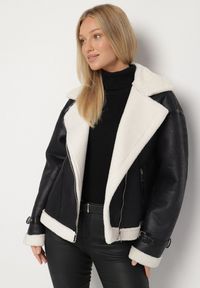 Born2be - Czarna Kurtka Ramoneska Biker z Futerkiem i Paskami z Klamrami Mandrie. Okazja: na spacer, na co dzień. Kolor: czarny. Materiał: futro. Wzór: aplikacja. Styl: klasyczny, casual, elegancki #1