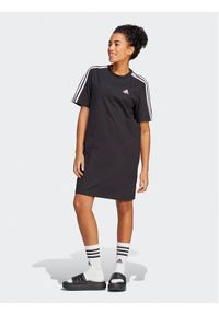 Adidas - adidas Sukienka codzienna Essentials 3-Stripes Single Jersey Boyfriend Tee Dress HR4923 Czarny Loose Fit. Okazja: na co dzień. Kolor: czarny. Materiał: bawełna. Typ sukienki: proste. Styl: casual #1