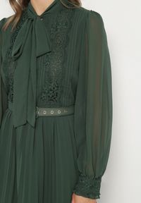 Born2be - Ciemnozielona Rozkloszowana Sukienka Maxi z Plisowanym Dołem i Paskiem Brofilla. Okazja: na co dzień. Kolor: zielony. Materiał: poliester. Wzór: aplikacja. Styl: casual, klasyczny. Długość: maxi #6