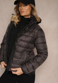 Renee - Czarna Kurtka z Pikowaną Odpinaną Stroną i Odpinanym Kapturem Doriona. Okazja: na spotkanie biznesowe, do pracy, na co dzień, na spacer. Kolor: czarny. Materiał: jeans. Sezon: jesień. Styl: biznesowy, casual, elegancki