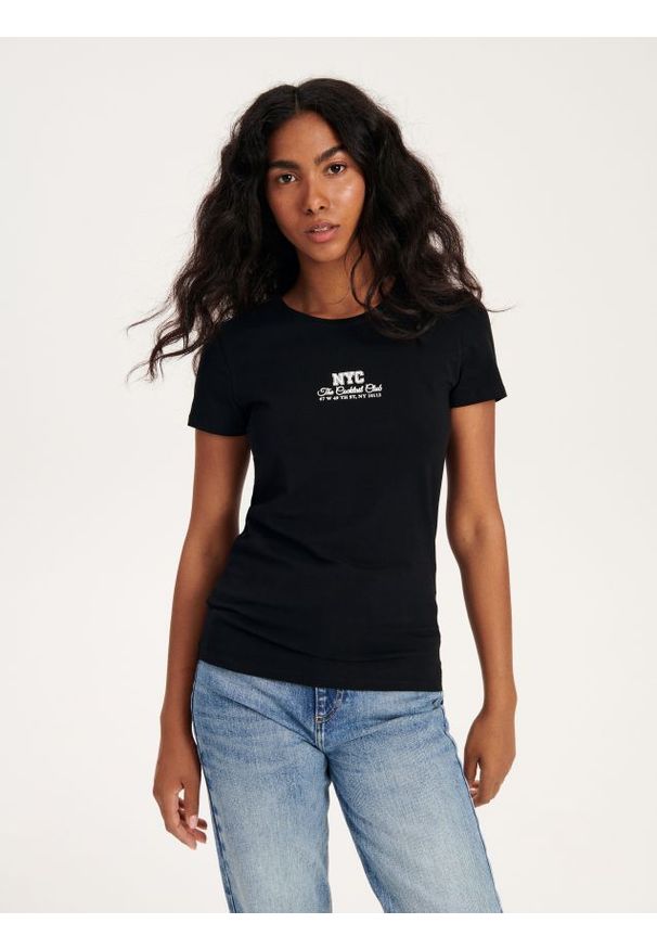 Reserved - T-shirt slim fit z nadrukiem - czarny. Kolor: czarny. Materiał: bawełna, dzianina. Wzór: nadruk